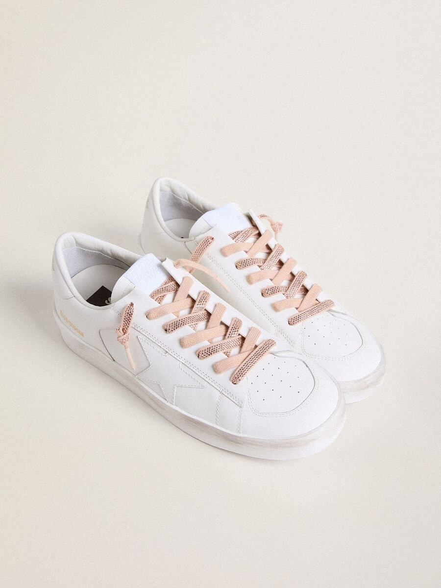 katoenen veters met zilveren swarovski-kristallen en een goudkleurig logo.