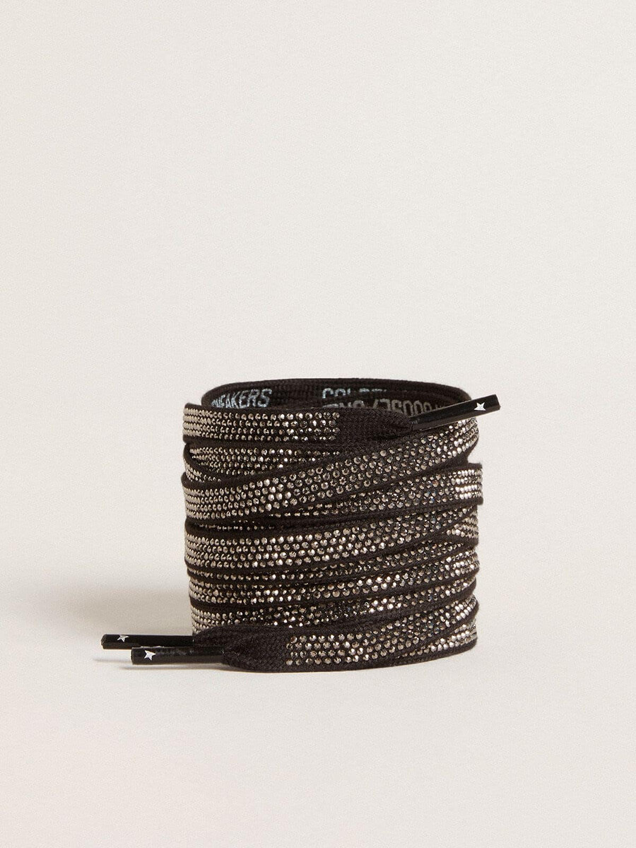 zwarte katoenen veters met zilveren swarovski-kristallen en een wit logo.