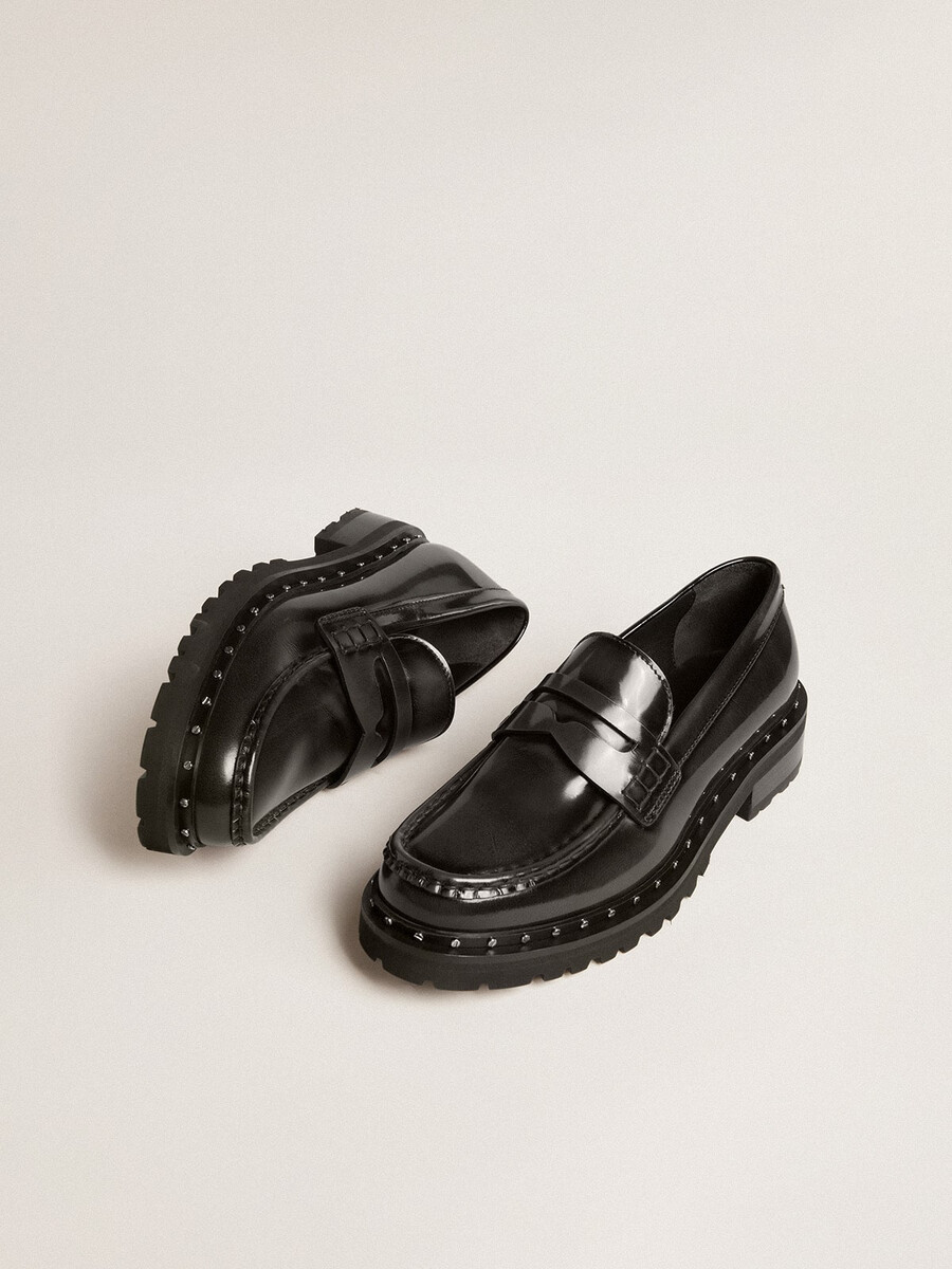 stoere damesloafers van zwart leer met studs