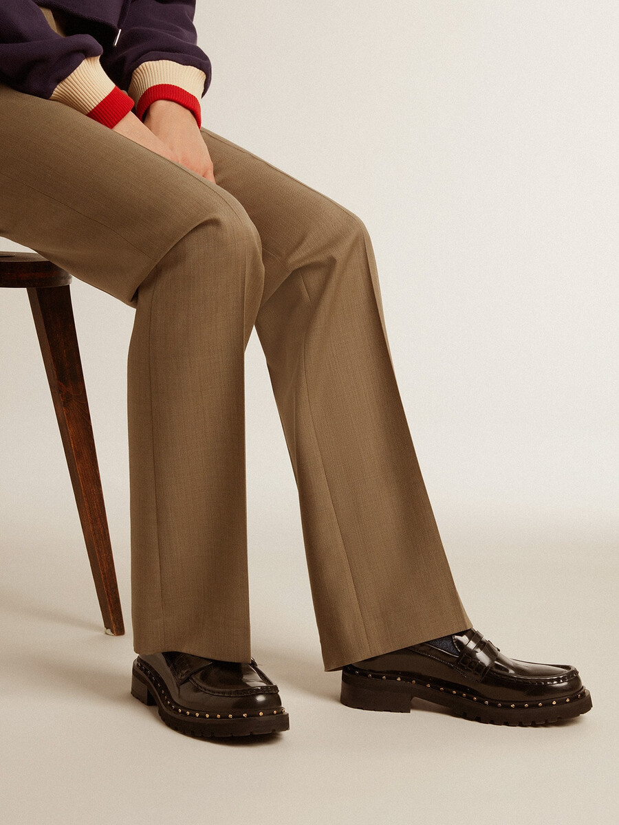 stoere damesloafers van zwart leer met studs