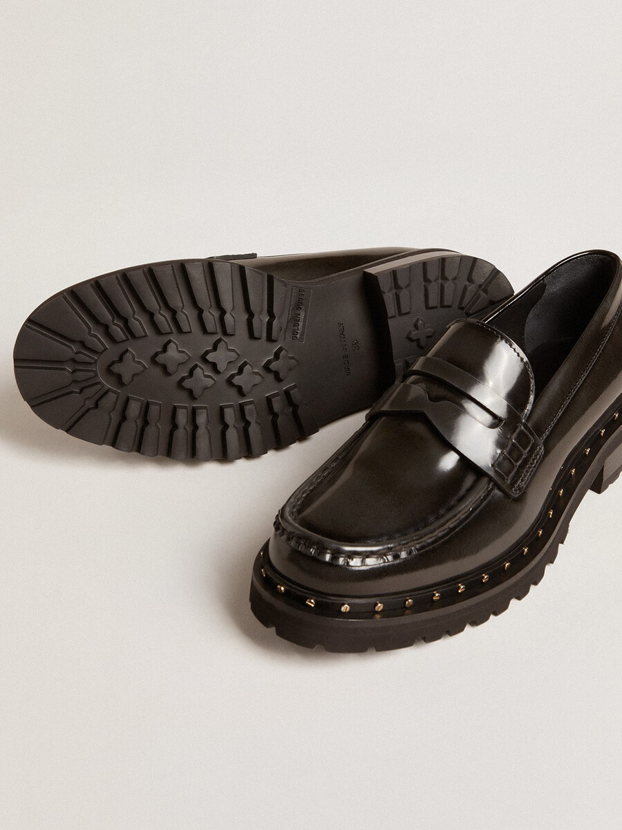 stoere damesloafers van zwart leer met studs