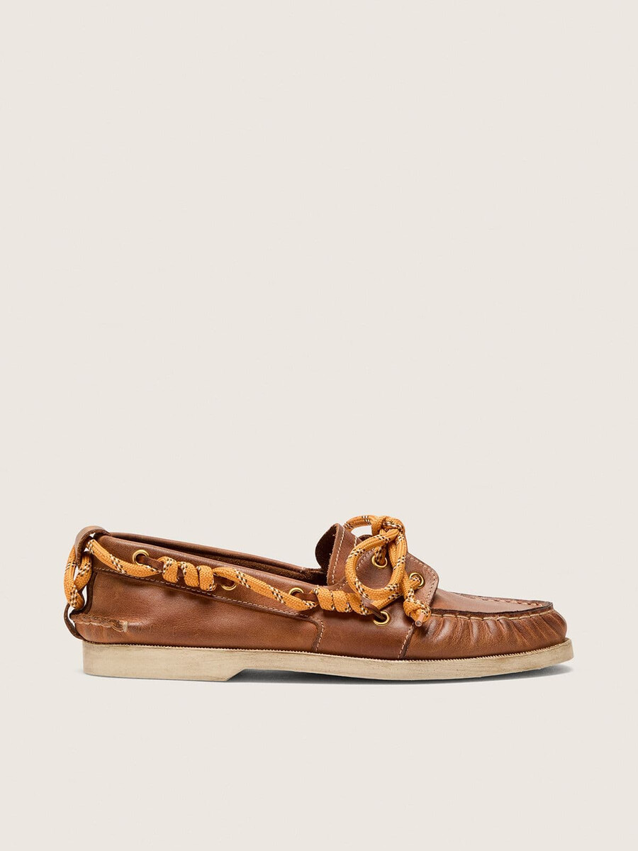 dames cruise loafers van tabakskleurig leer.