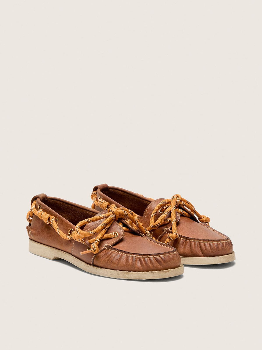 dames cruise loafers van tabakskleurig leer.