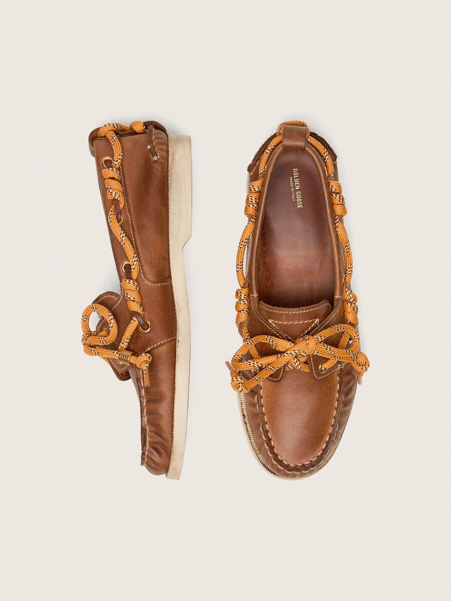 dames cruise loafers van tabakskleurig leer.