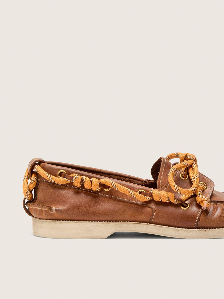 dames cruise loafers van tabakskleurig leer.
