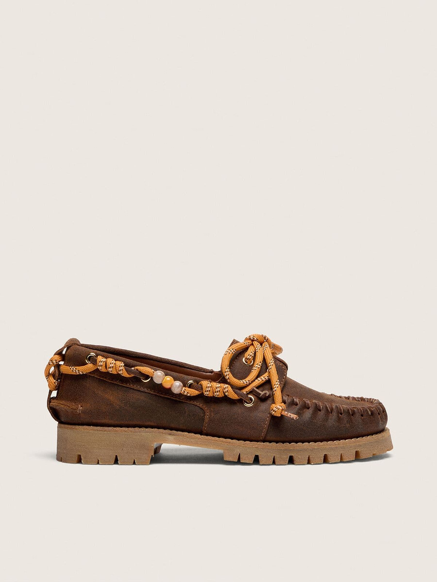 dames cruise loafers van bruin gewaxt suède met duifgrijze wandelveters.