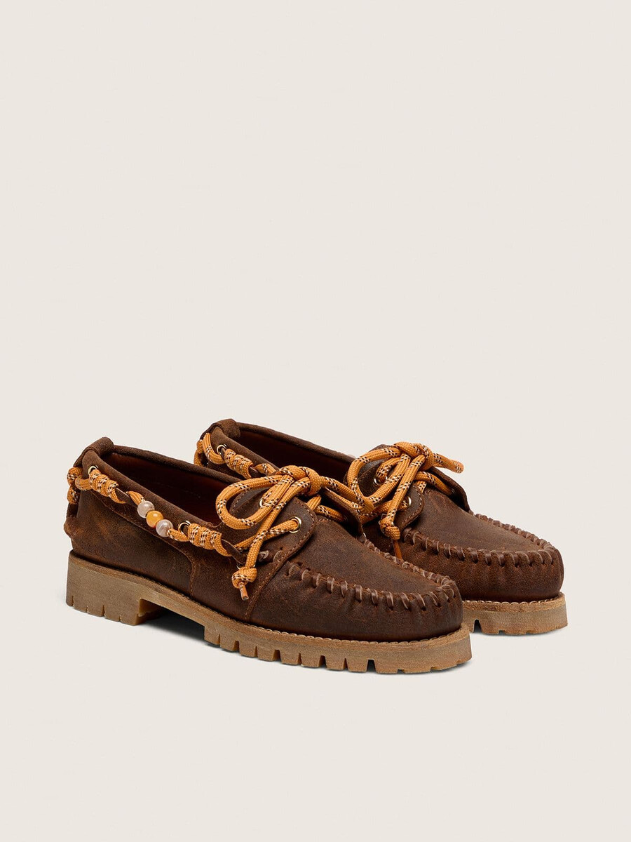 dames cruise loafers van bruin gewaxt suède met duifgrijze wandelveters.