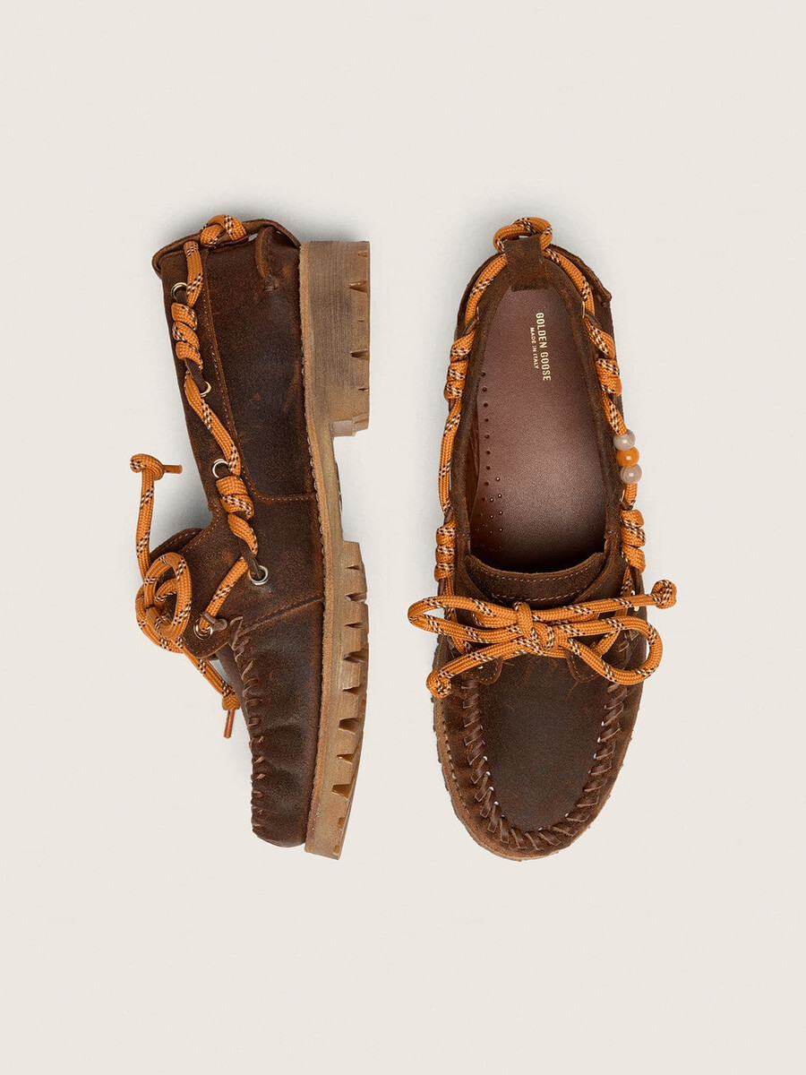 dames cruise loafers van bruin gewaxt suède met duifgrijze wandelveters.