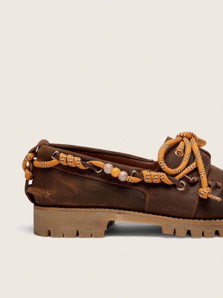 dames cruise loafers van bruin gewaxt suède met duifgrijze wandelveters.