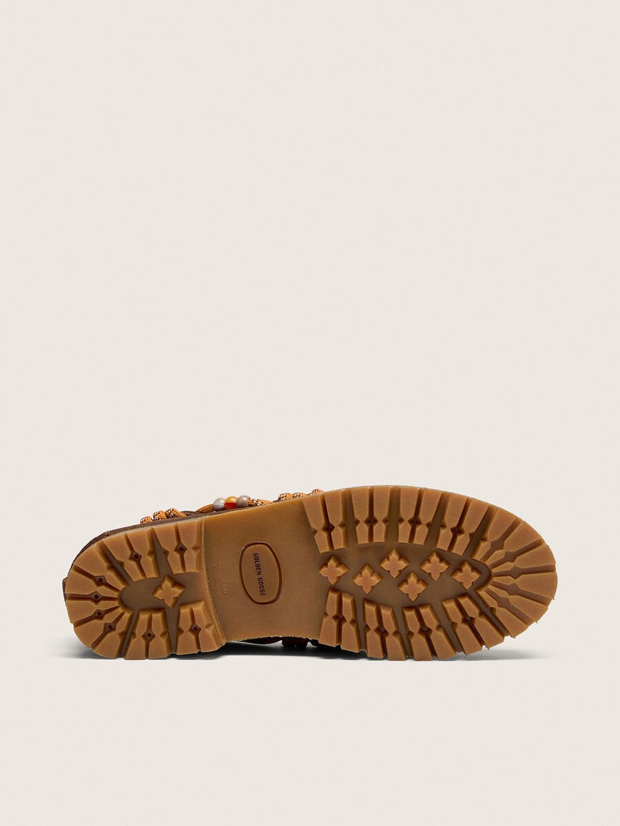 dames cruise loafers van bruin gewaxt suède met duifgrijze wandelveters.