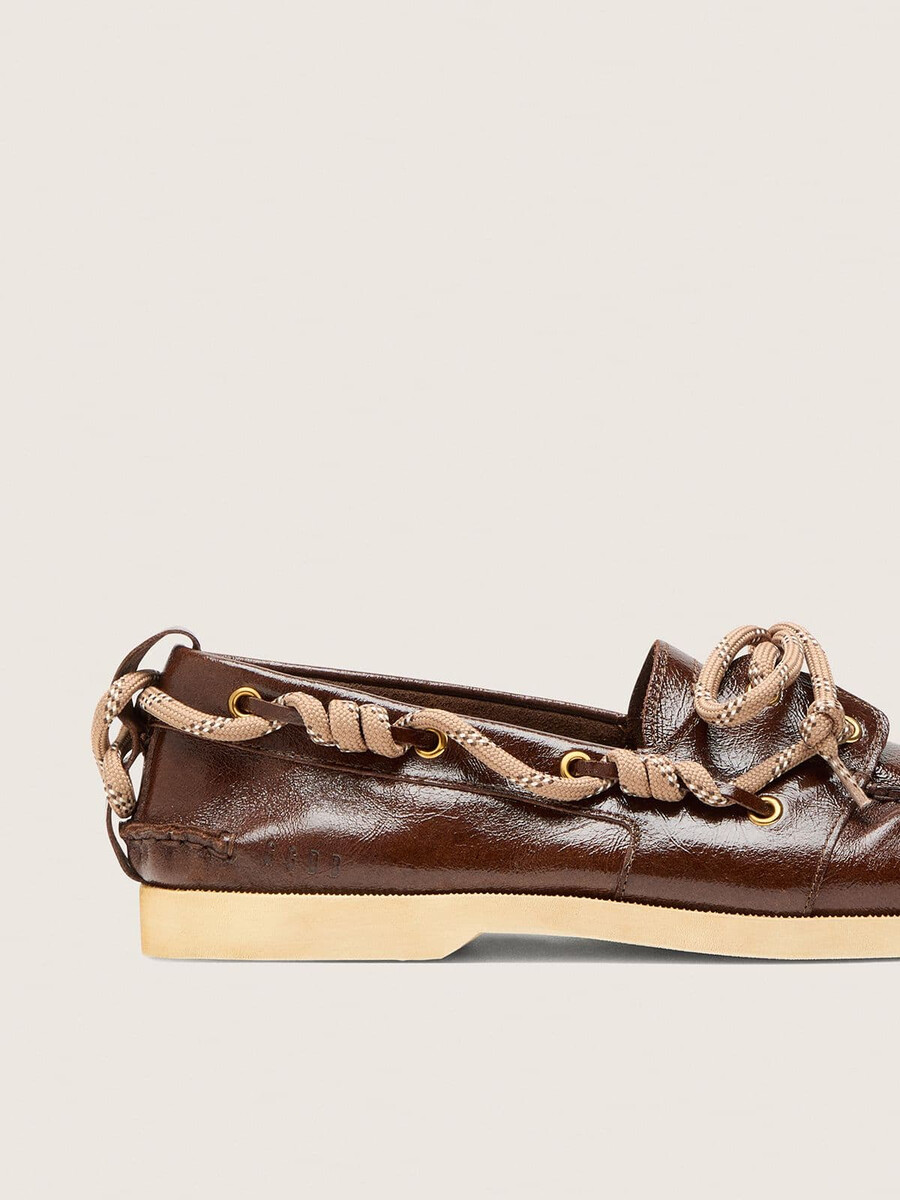 cruise loafers voor heren in glanzend donkerbruin leer.