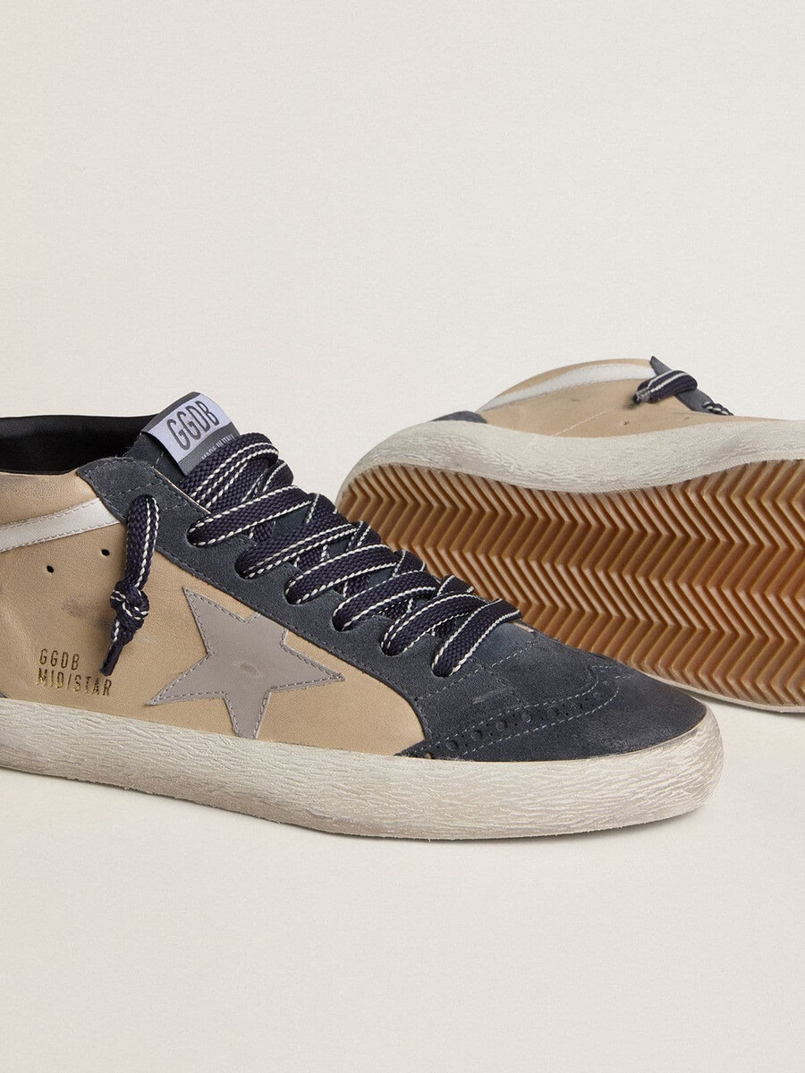 heren mid star in beige en blauw suède met een grijze nappa leren ster en een witte leren accent.