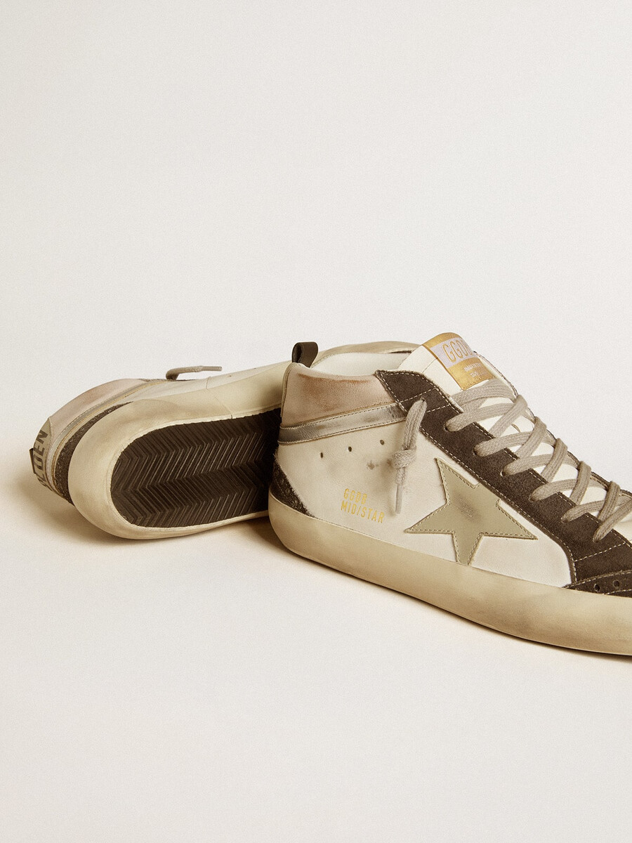 mid star met grijze leren ster en metallic zilveren leren accent.