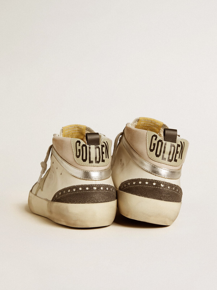 mid star met grijze leren ster en metallic zilveren leren accent.