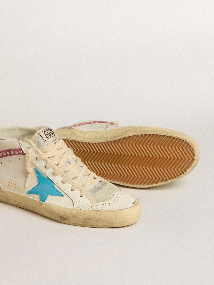 dames mid star in leer met lichtblauwe ster en fuchsia suède accenten met platina studs.