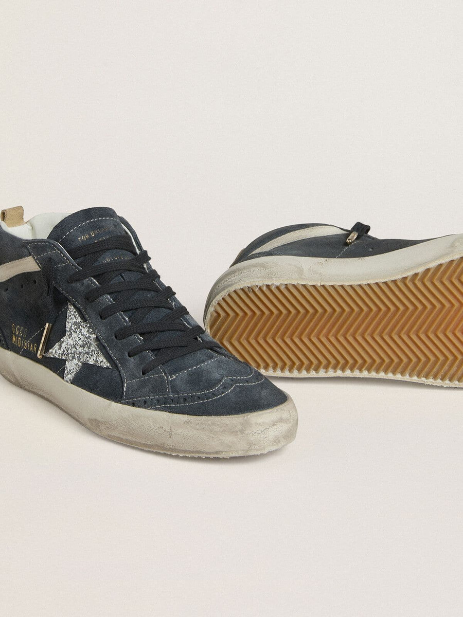 dames mid star in petrolblauw suède met zilveren glitterster en katoenen accenten.