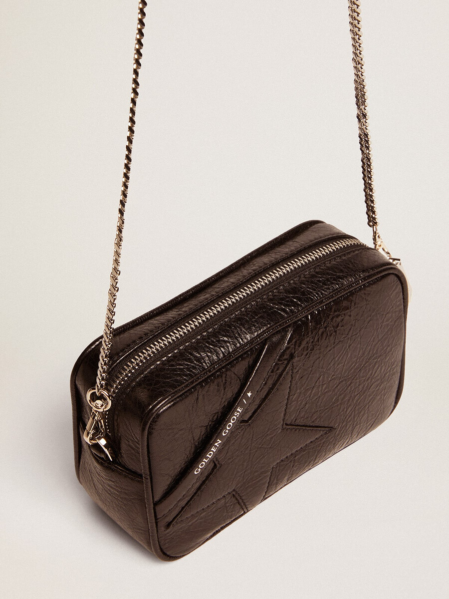 mini star-tas voor dames in glanzend zwart leer met een ton-sur-ton sterrenprint.