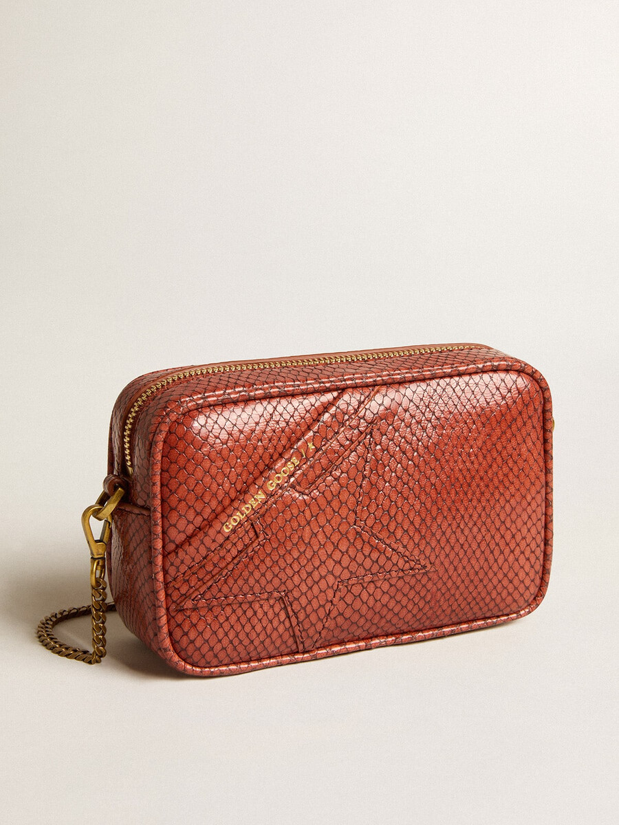 mini star-tasje van roestbruin leer met slangenprint.