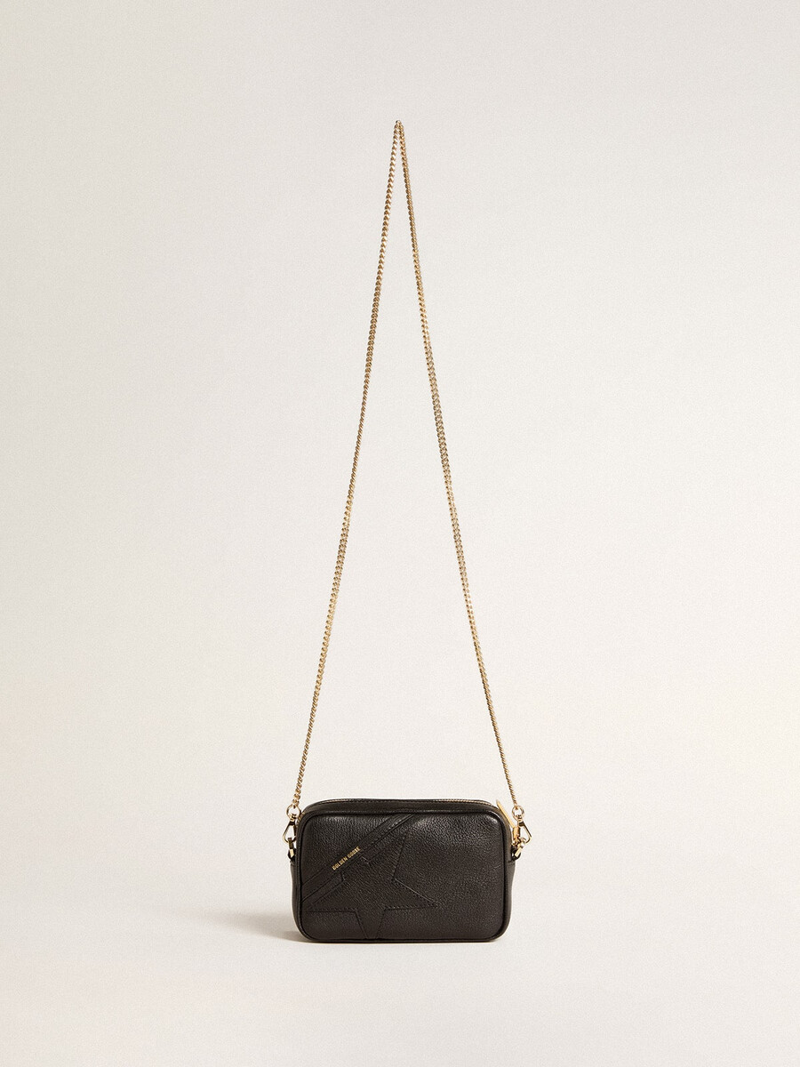 mini star bag van zwart leer met een ster in dezelfde kleur.