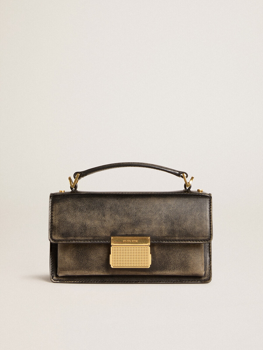 kleine venezia-tas van zwart verweerd leer met gouden details.