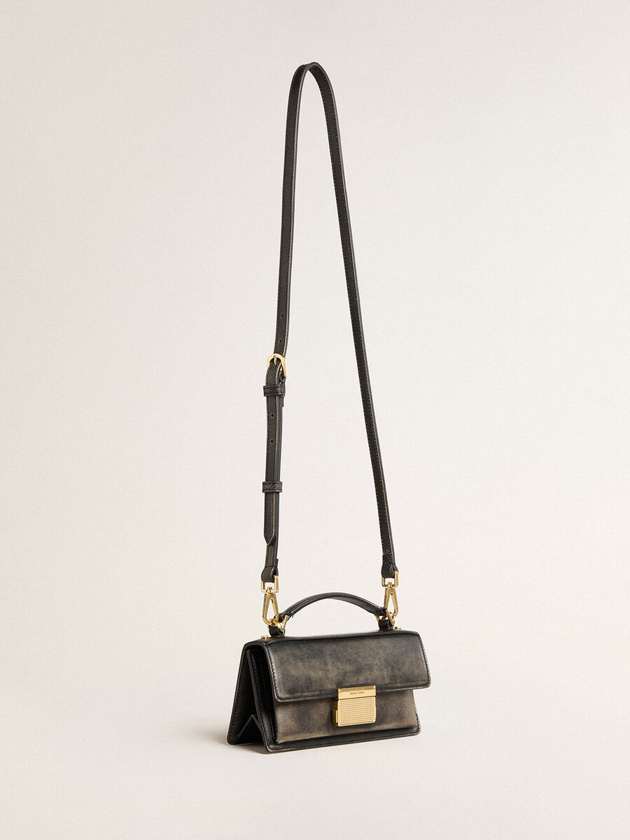 kleine venezia-tas van zwart verweerd leer met gouden details.