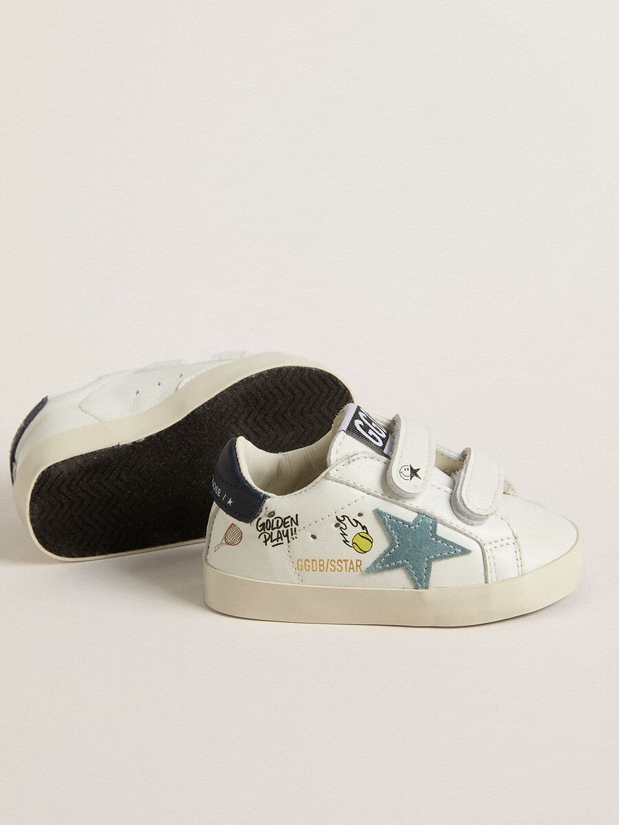 babyschooltje in wit nappaleer met lichtblauwe suède ster en tennismotief.