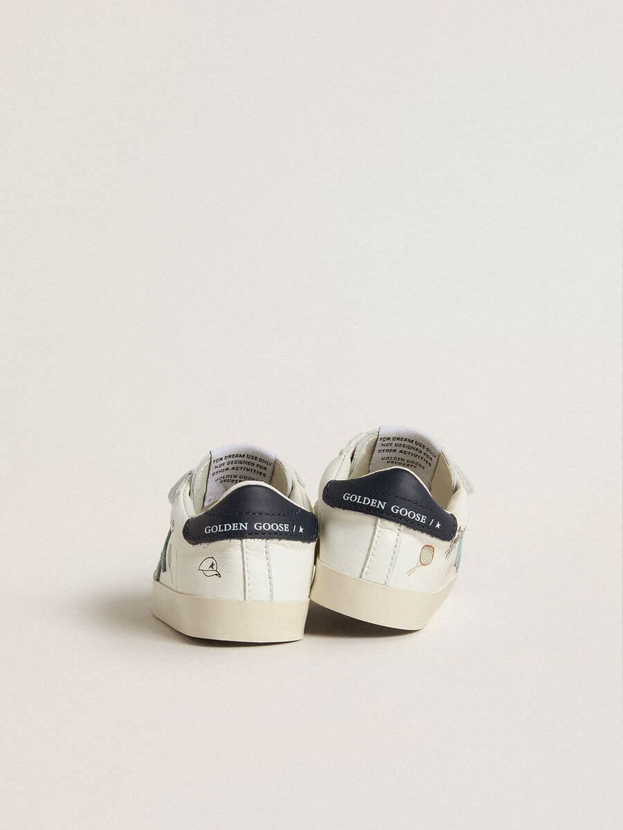 babyschooltje in wit nappaleer met lichtblauwe suède ster en tennismotief.
