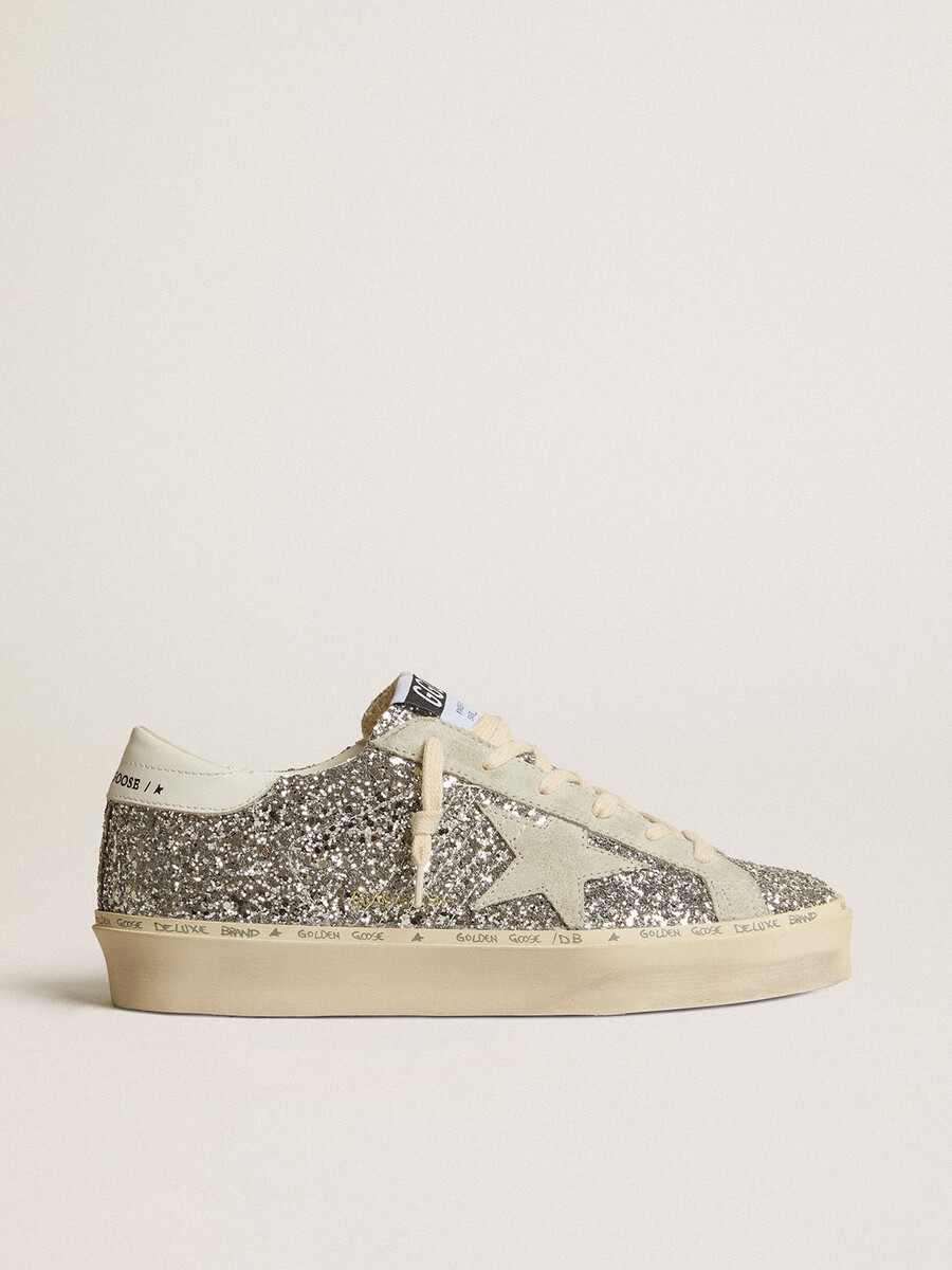 dames hi star in zilverkleurige glitter met suède ster en witte hielband.