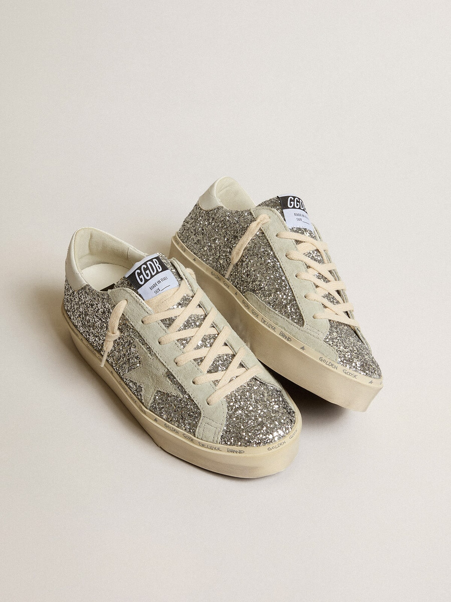 dames hi star in zilverkleurige glitter met suède ster en witte hielband.