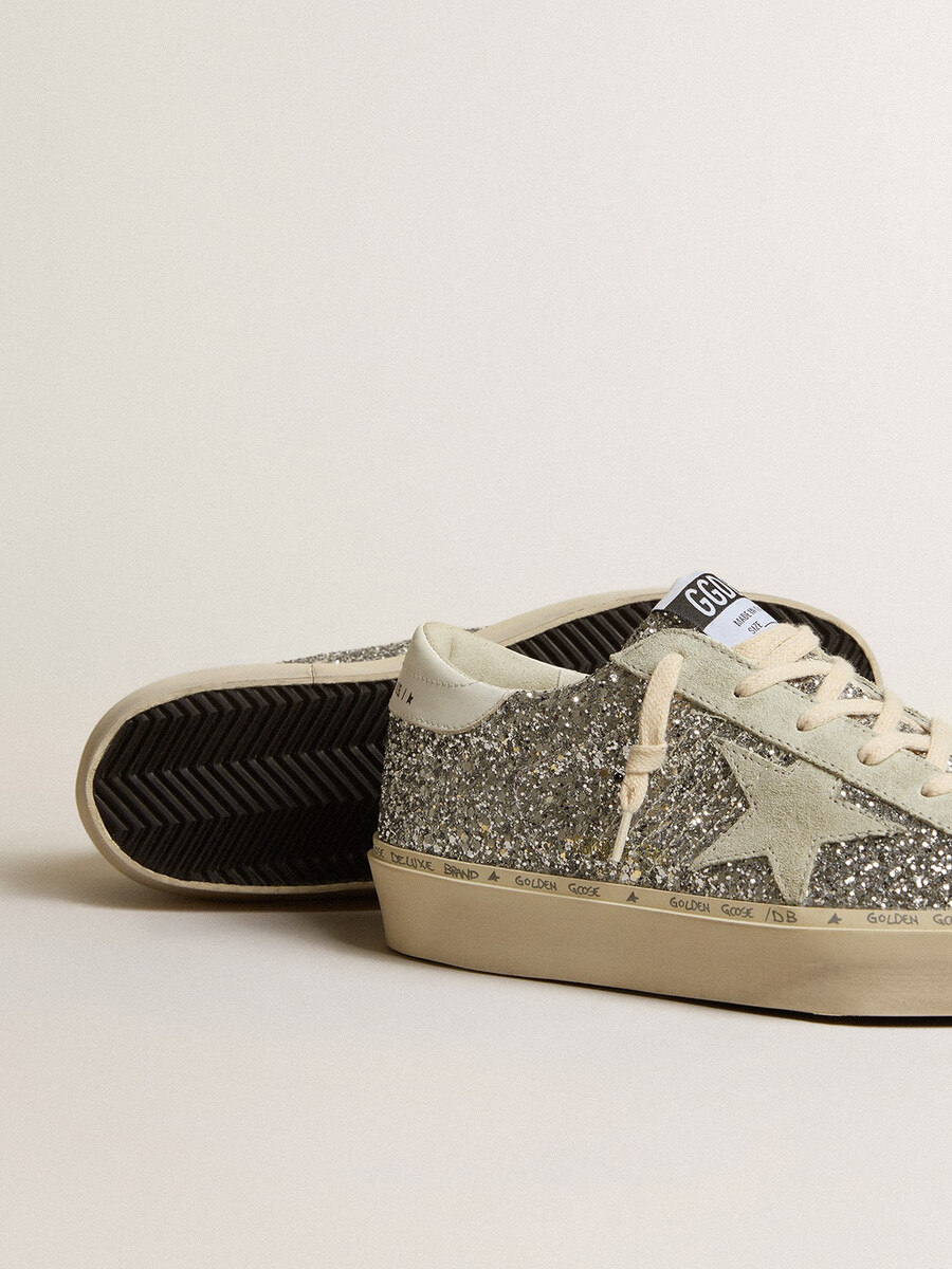 dames hi star in zilverkleurige glitter met suède ster en witte hielband.