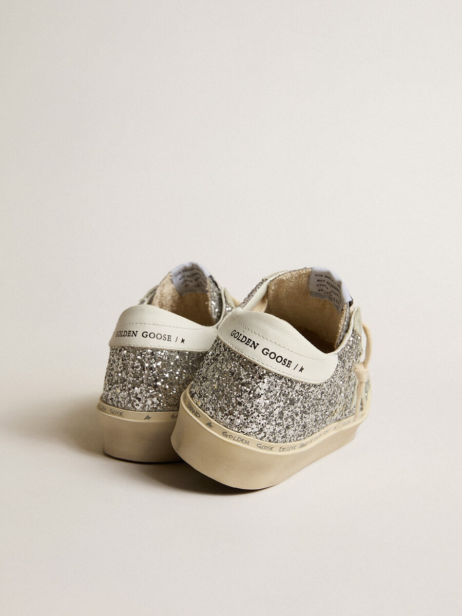 dames hi star in zilverkleurige glitter met suède ster en witte hielband.