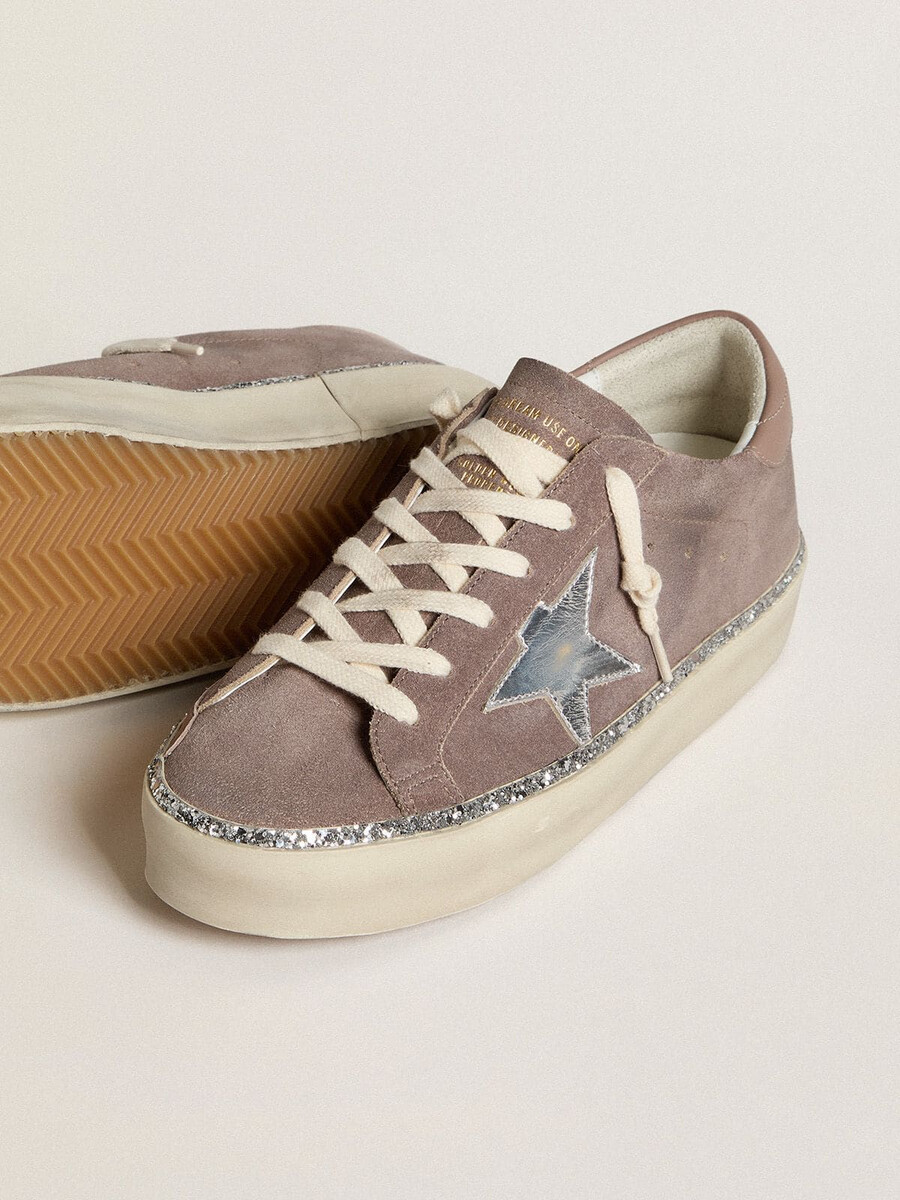 dames hi star in suède met zilverkleurige leren ster en leren hielstuk.