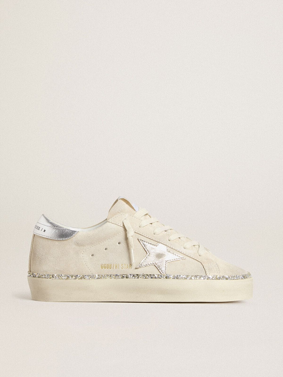 hi star in suède met zilverkleurige metallic leren ster en hielstuk.