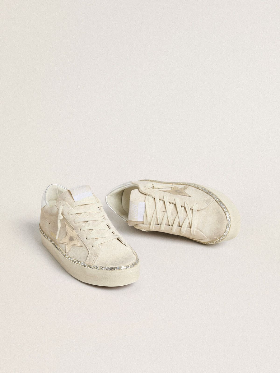 hi star in suède met zilverkleurige metallic leren ster en hielstuk.