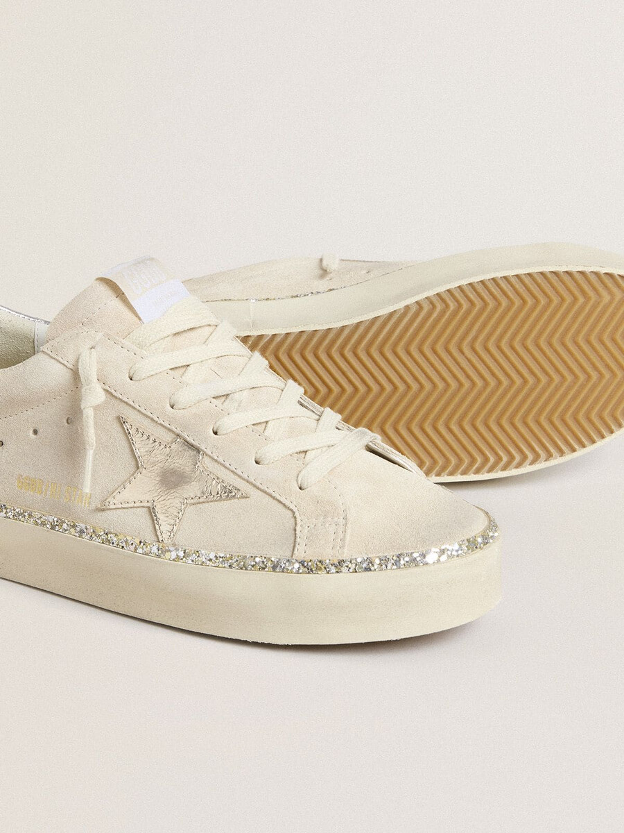 hi star in suède met zilverkleurige metallic leren ster en hielstuk.