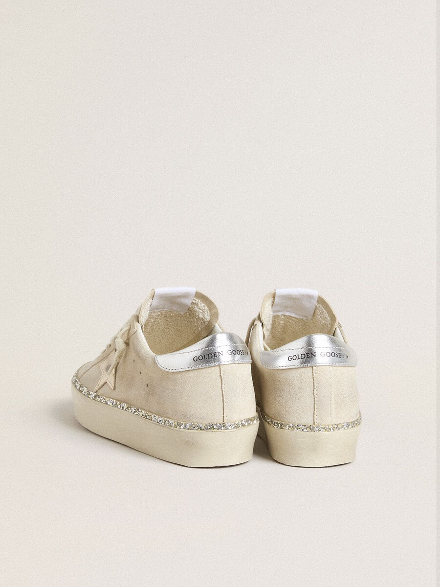 hi star in suède met zilverkleurige metallic leren ster en hielstuk.