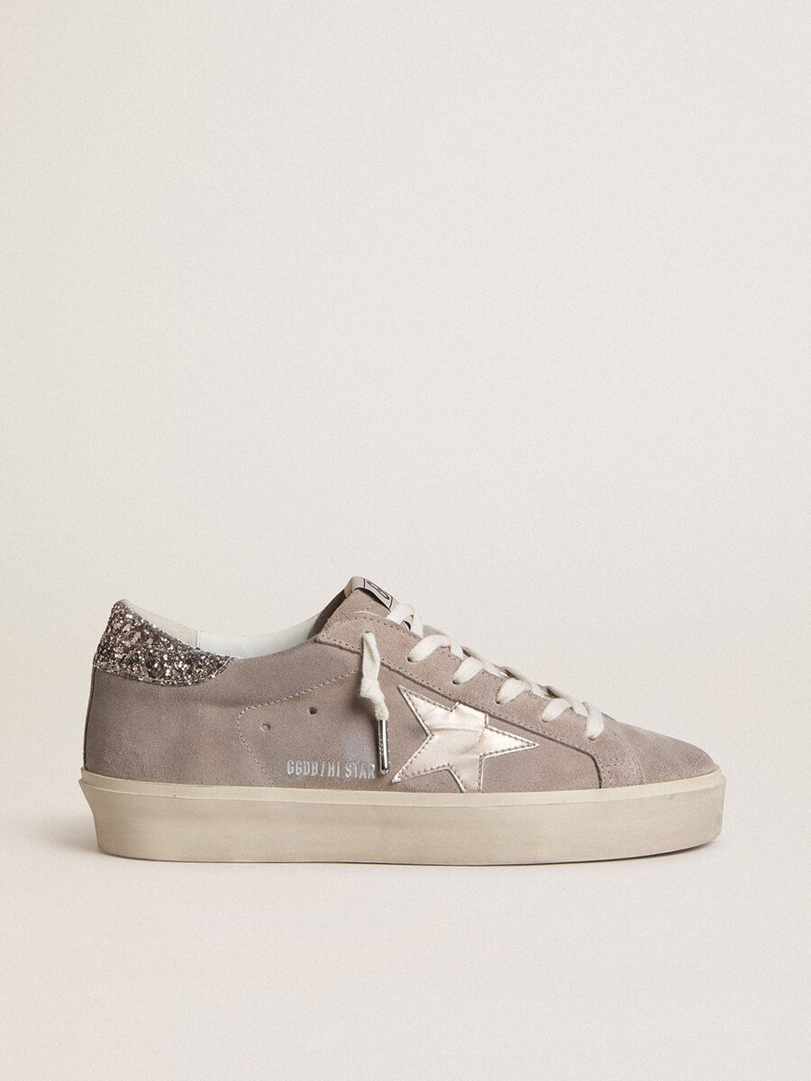 dames hi star sneakers in beige suède met gelamineerde leren ster en glitter hielstuk.