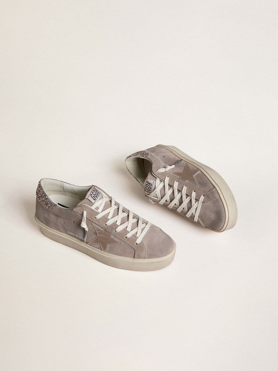 dames hi star sneakers in beige suède met gelamineerde leren ster en glitter hielstuk.