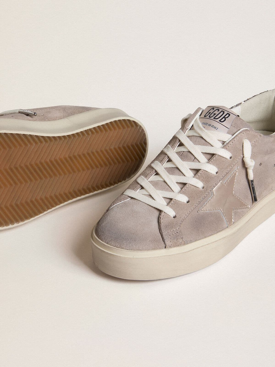 dames hi star sneakers in beige suède met gelamineerde leren ster en glitter hielstuk.