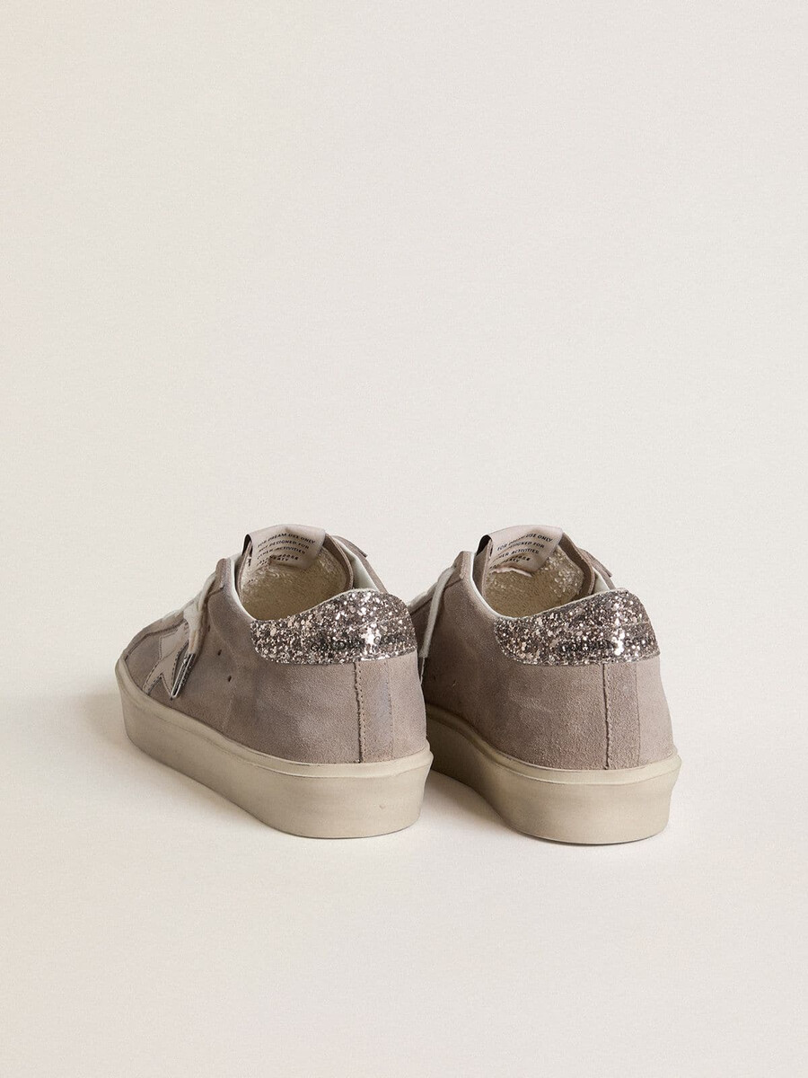 dames hi star sneakers in beige suède met gelamineerde leren ster en glitter hielstuk.