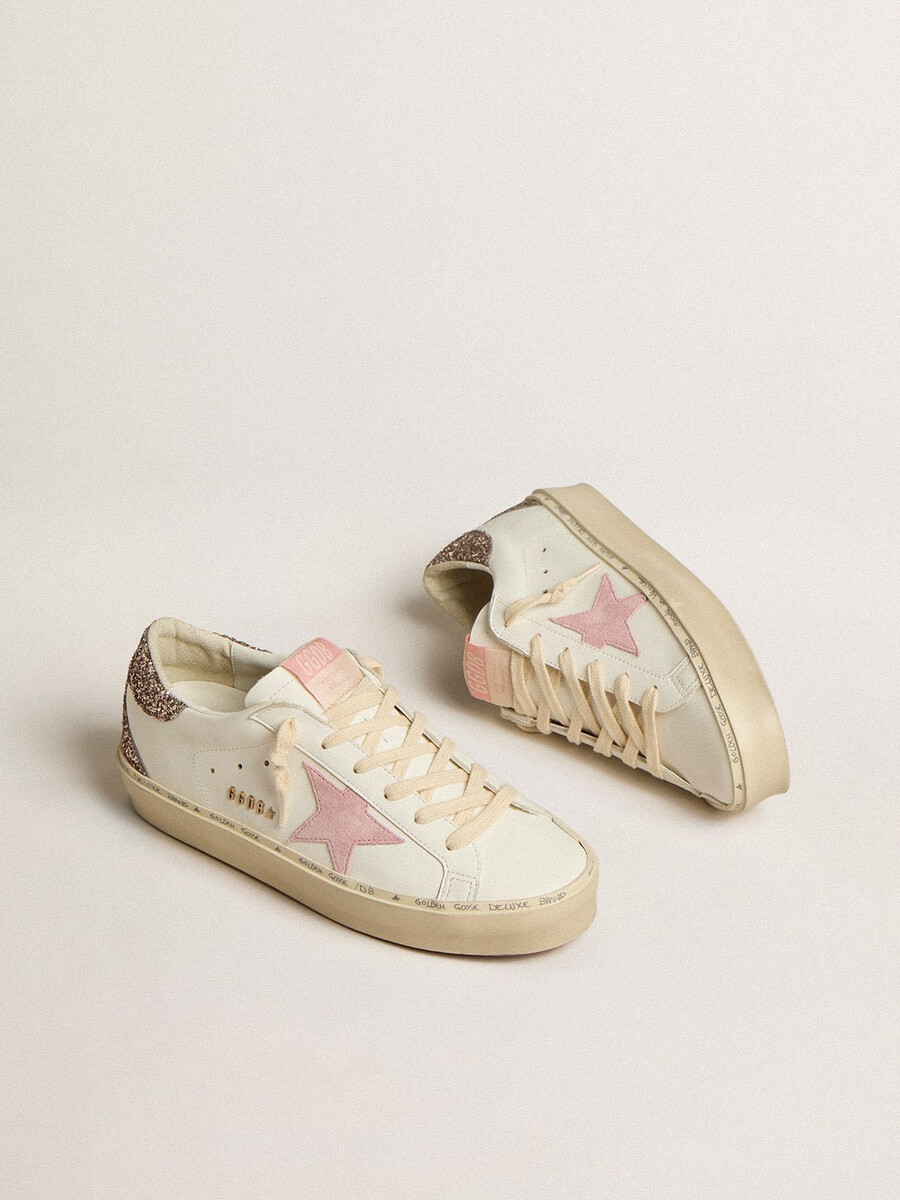 hi star in wit leer met roze suède ster en roze glitter hielstuk.