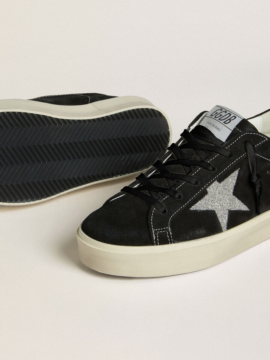dames hi star in zwart suède met zilveren swarovski-kristallen ster.