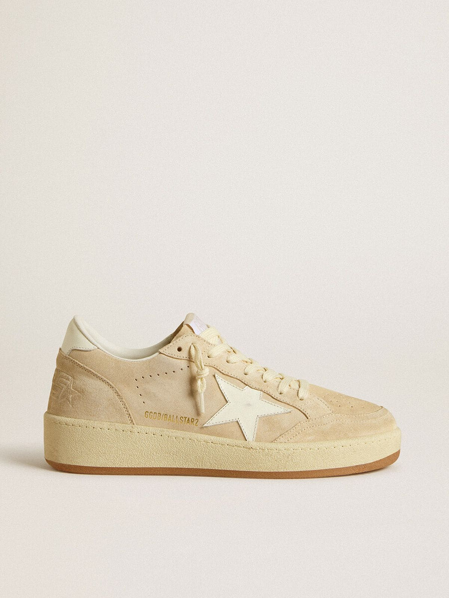 dames ball star in beige suède met witte leren ster en hielstuk.