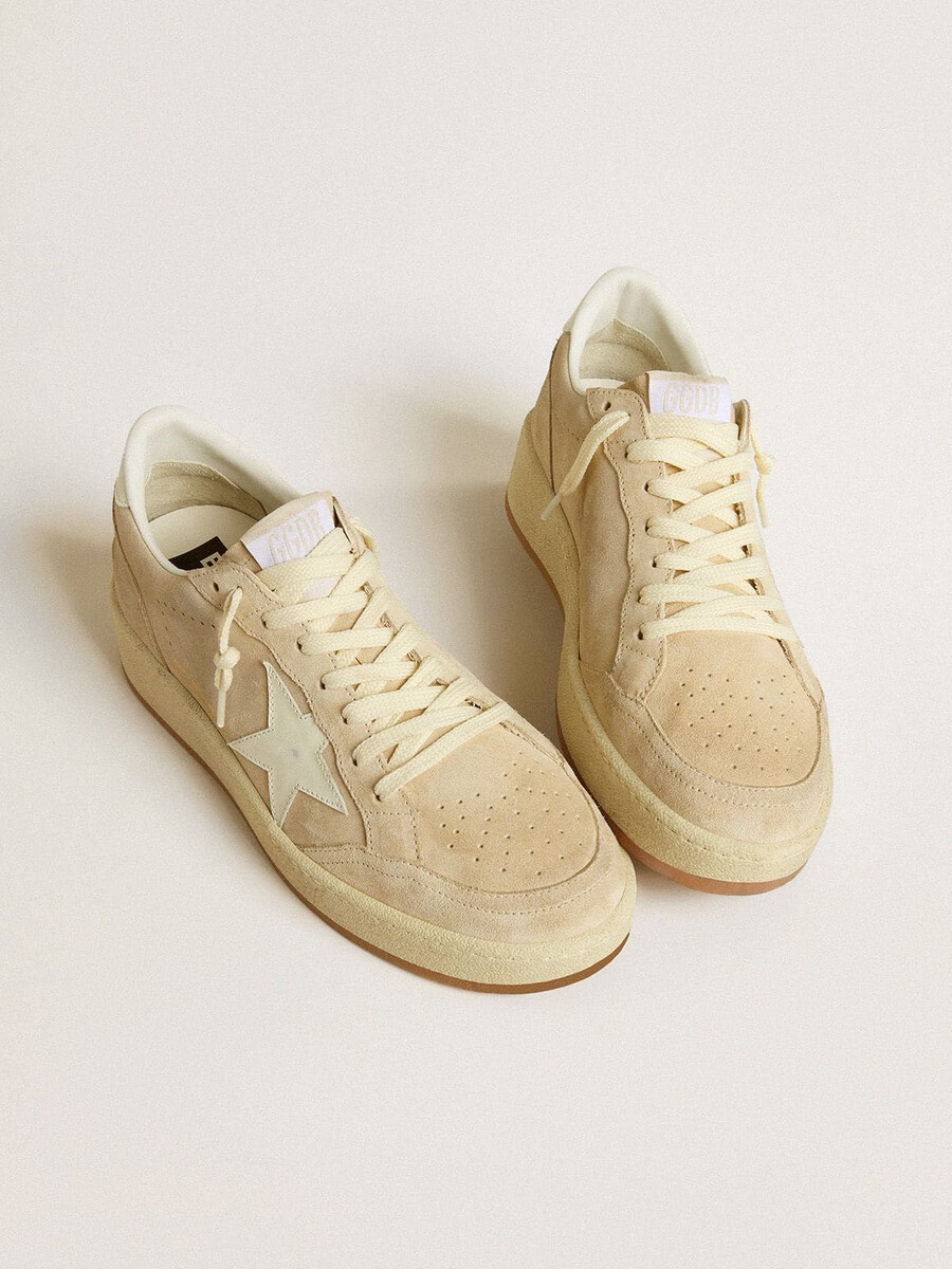 dames ball star in beige suède met witte leren ster en hielstuk.