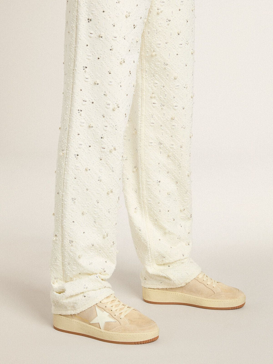 dames ball star in beige suède met witte leren ster en hielstuk.