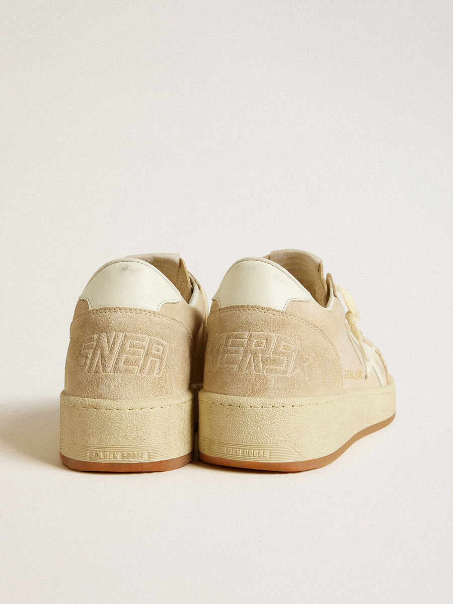 dames ball star in beige suède met witte leren ster en hielstuk.
