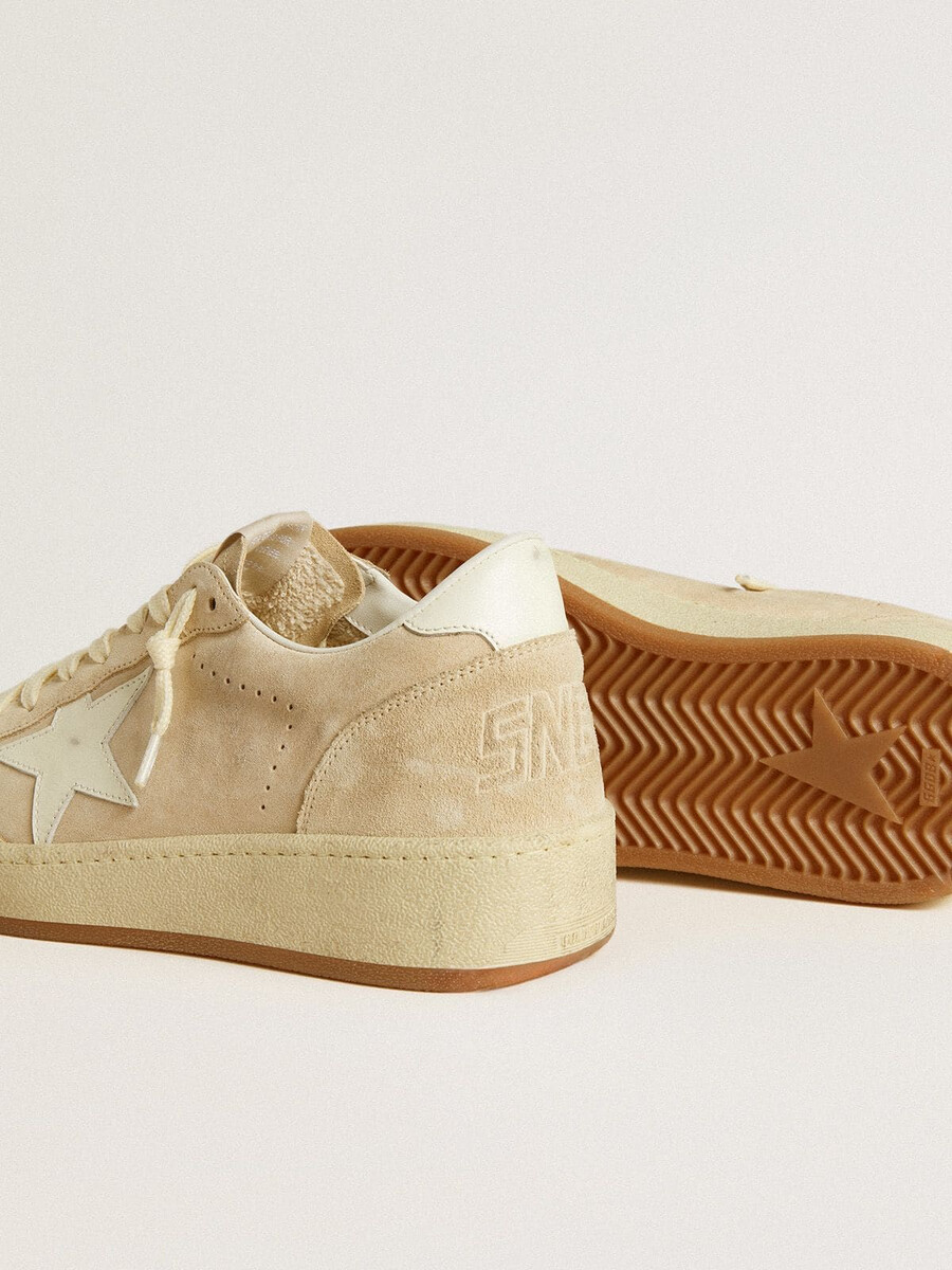 dames ball star in beige suède met witte leren ster en hielstuk.