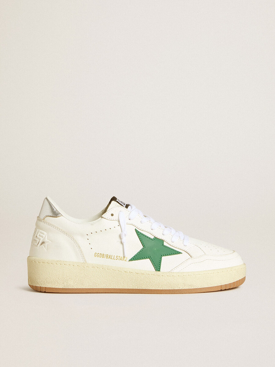 damesballerina met groene leren ster en metallic leren hielstuk.