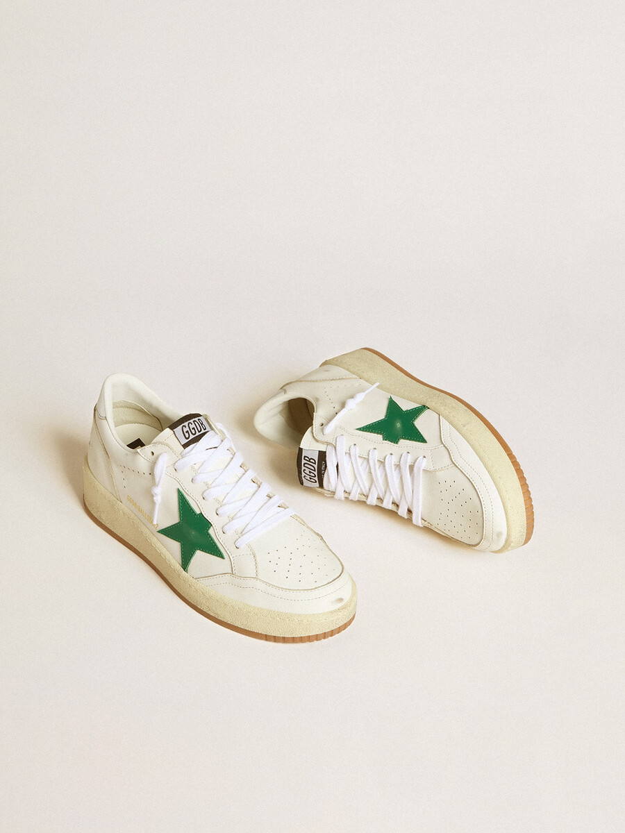 damesballerina met groene leren ster en metallic leren hielstuk.