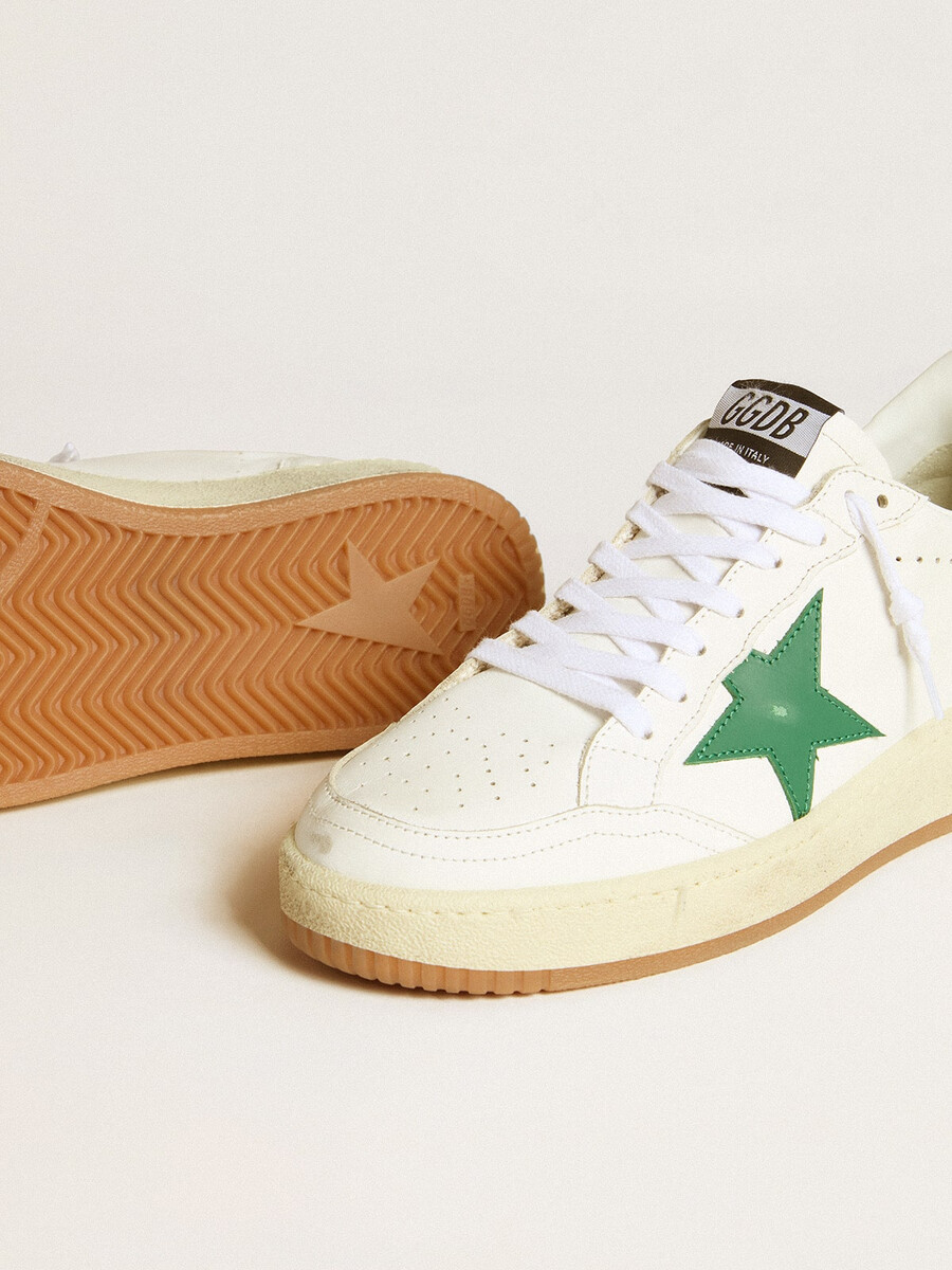 damesballerina met groene leren ster en metallic leren hielstuk.